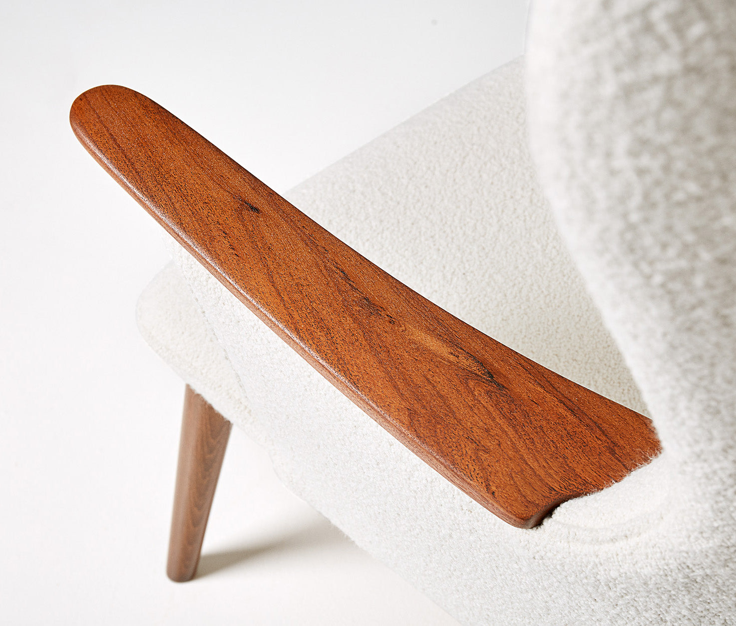 AP-28 Mama Bear Chair