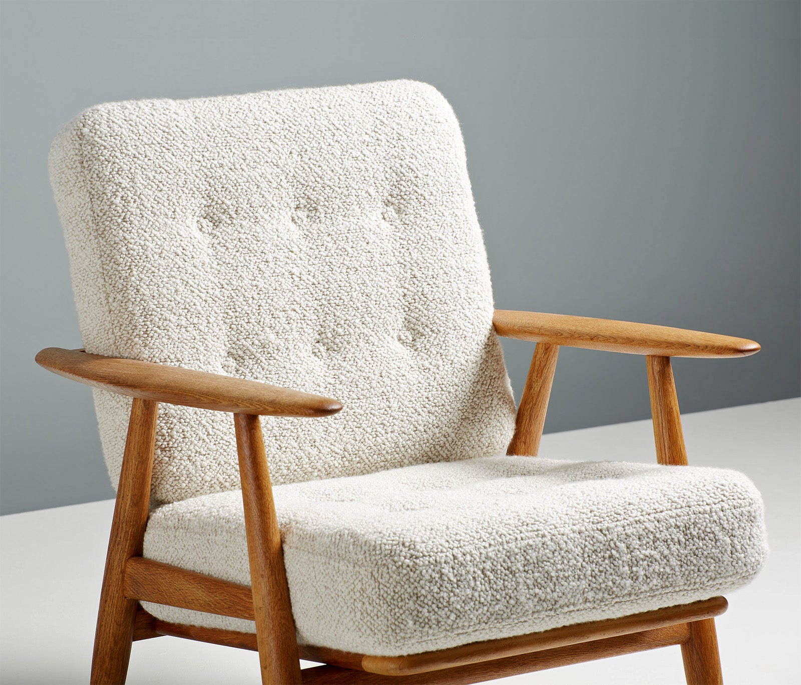 GE-240 Cigar Chair