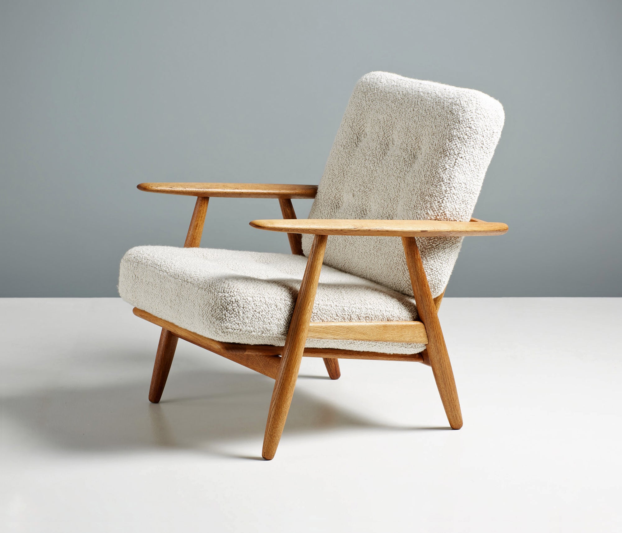 GE-240 Cigar Chair