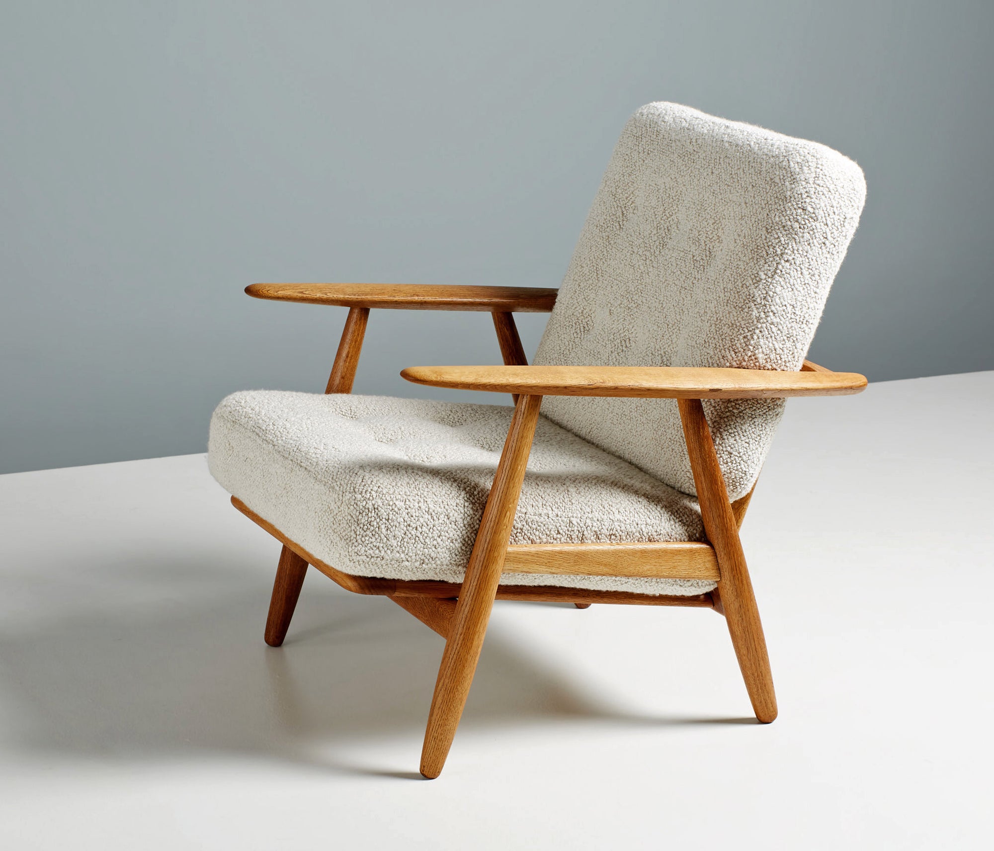 GE-240 Cigar Chair